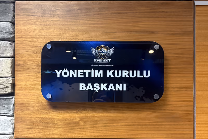 Ahşap lamel duvara monte edilmiş yönetim kurulu başkanı kapı isimliği