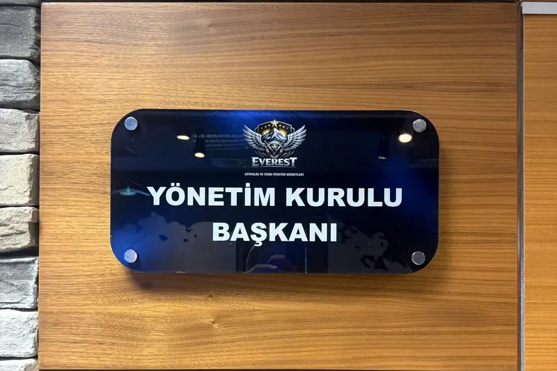 Ahşap lamel duvara monte edilmiş yönetim kurulu başkanı kapı isimliği