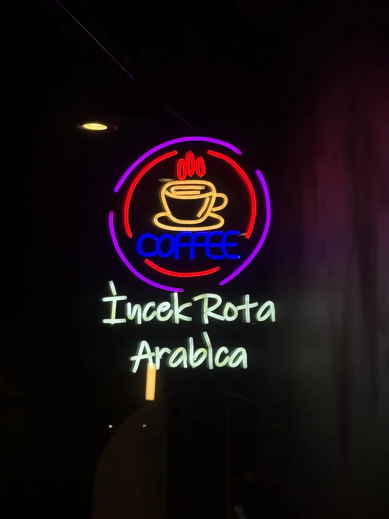 İncek Rota Arabica için üretilmiş yuvarlak neon kahve panosu