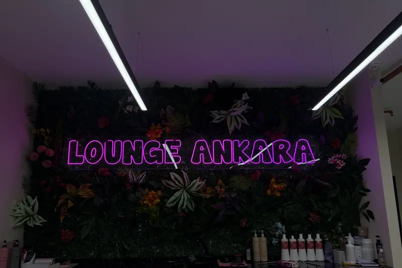 Lounge Ankara neon yazısı ve yeşil duvar üzerinde ışıklı dekor panosu