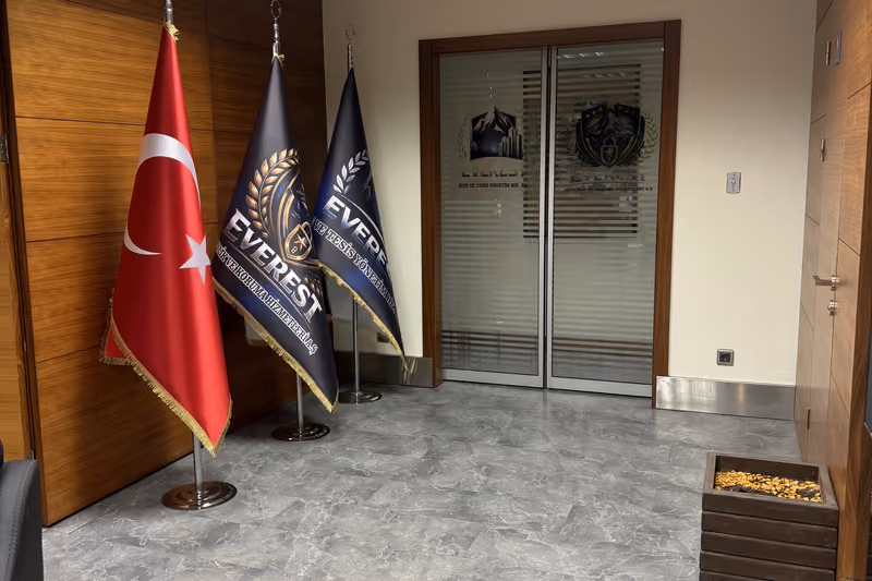 Ofis koridorunda makam bayrağı ve kurumsal flama takımı