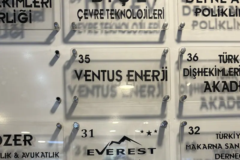 İş merkezi girişinde firma isimliklerinin sıralandığı yönlendirme duvarı