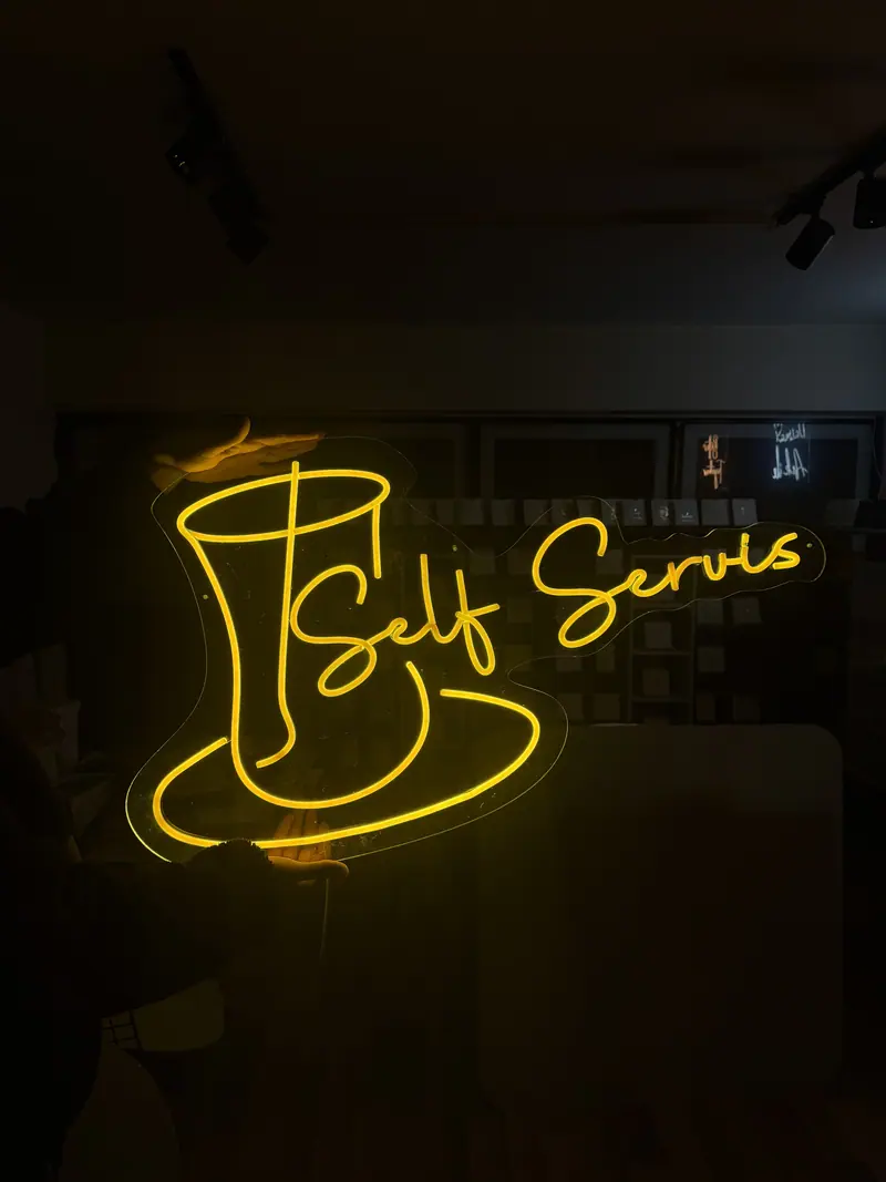 Self Service yazılı sarı neon pano, kapalı mekanda