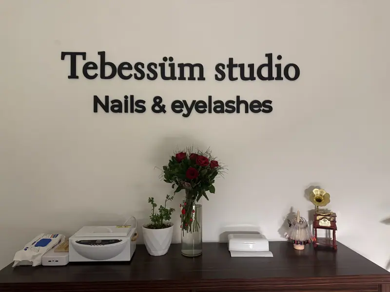 Tebessüm Studio resepsiyon duvarında kabartma iç mekan harf uygulaması