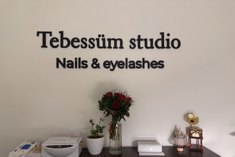 Tebessüm Studio resepsiyon duvarında kabartma iç mekan harf uygulaması