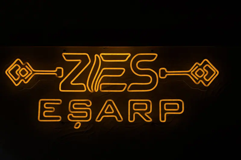 ZES Eşarp için üretilmiş turuncu neon mağaza tabelası