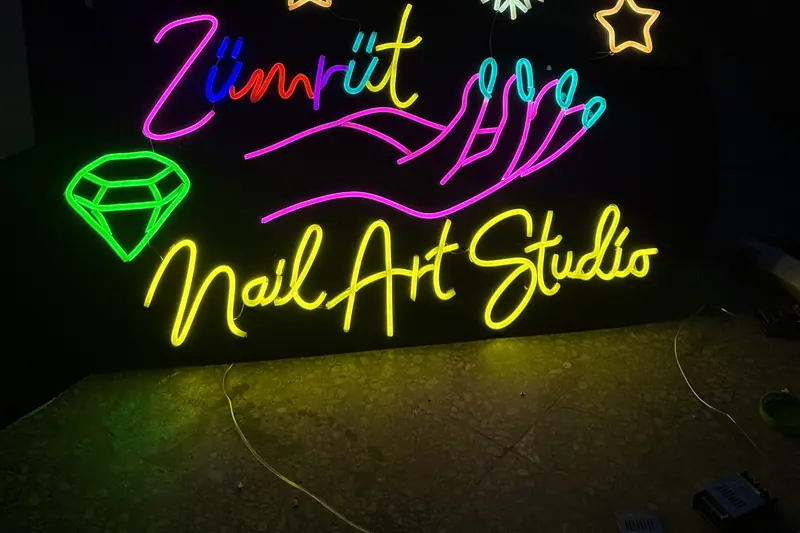 Zümrüt Nail Art Studio için üretilmiş çok renkli neon tabela