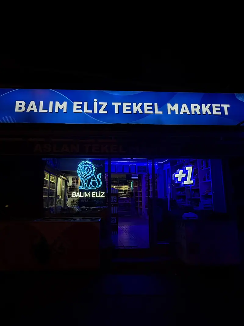 Balım Eliz Tekel Market cephesinde ışıklı kutu harf tabelası, gece