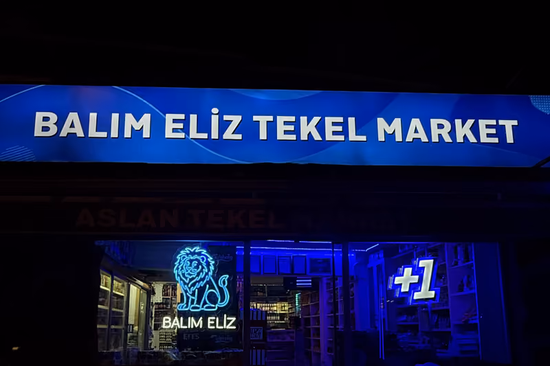 Balım Eliz Tekel Market cephesinde ışıklı kutu harf tabelası, gece