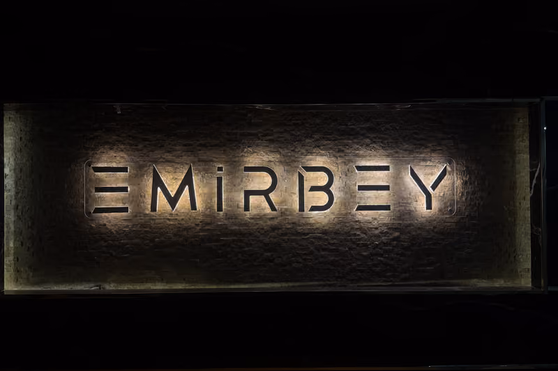 EMIRBEY cephesinde arkadan aydınlatmalı kutu harf tabelası, gece