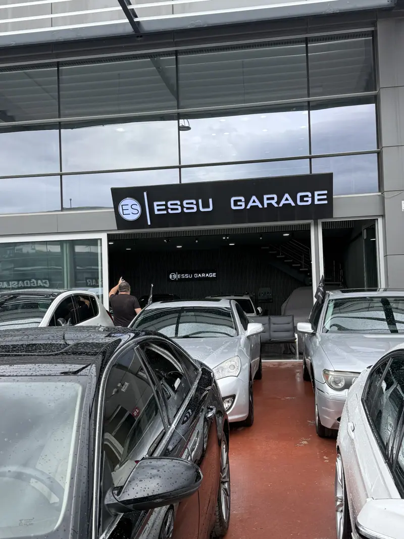 ESSU Garage servis alanı üzerinde ışıklı kutu harf tabelası