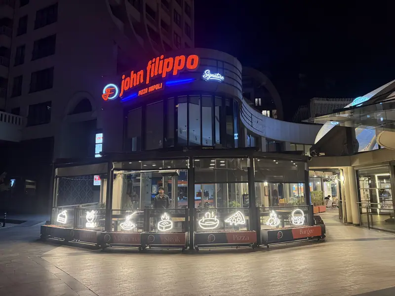 john filippo restoranın köşe cephesindeki ışıklı kutu harf tabelası, gece