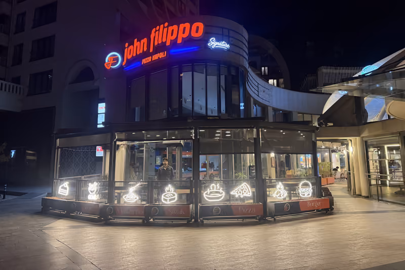 john filippo restoranın köşe cephesindeki ışıklı kutu harf tabelası, gece