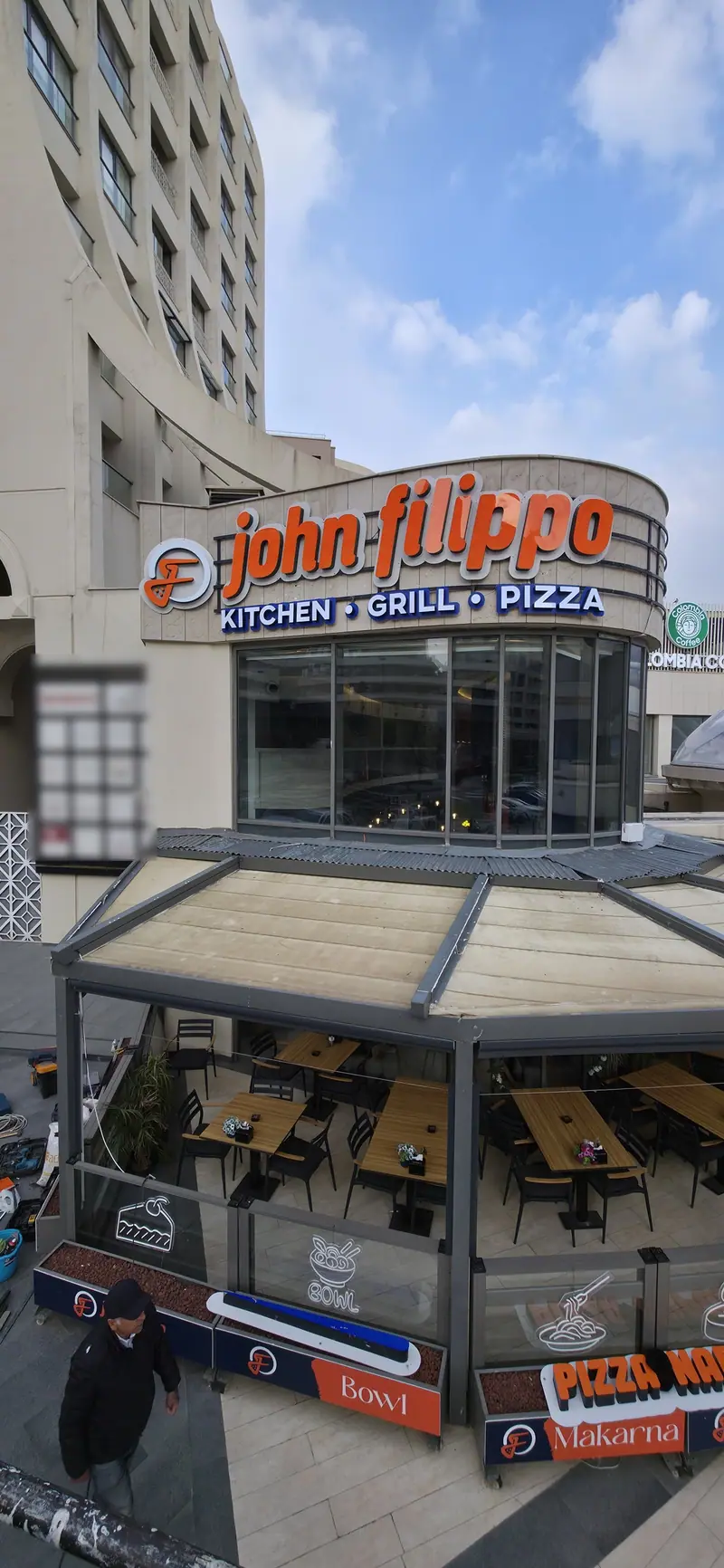 john filippo restoranın köşe cephesindeki kutu harf tabelası, gündüz