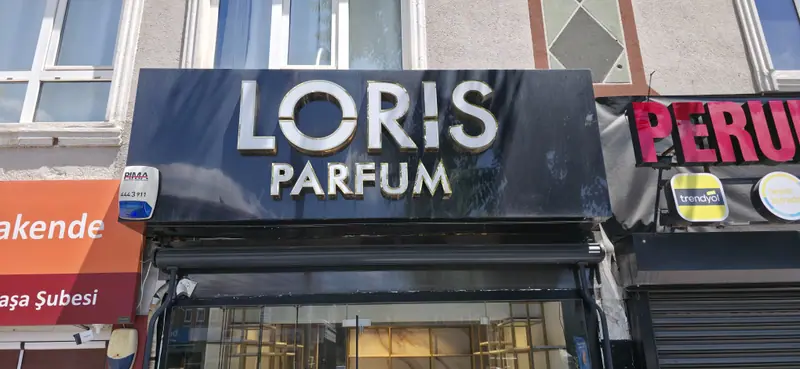 LORIS PARFUM mağaza cephesinde beyaz kutu harf tabelası