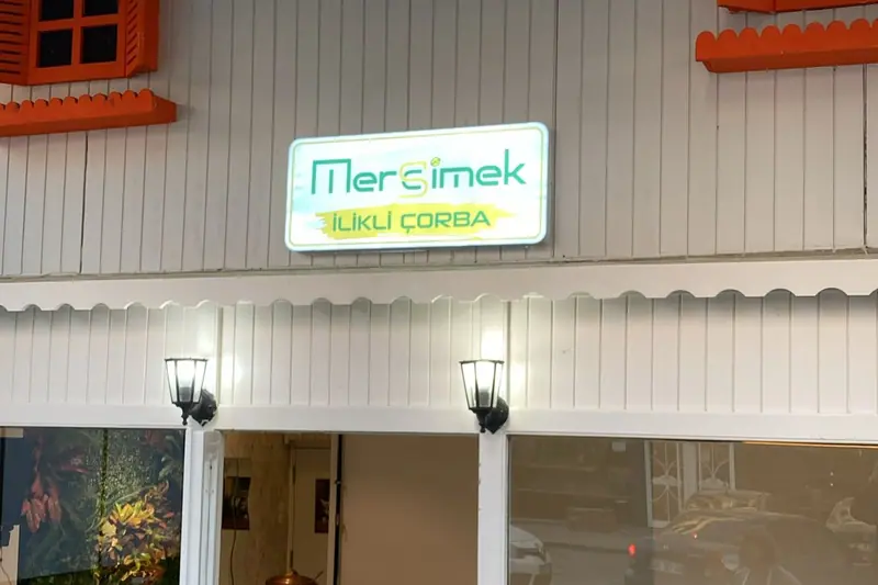 Mercimek işletmesinin cephesinde ışıklı kutu harf tabelası