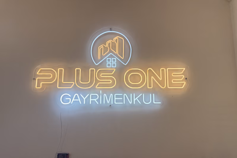Plus One Gayrimenkul için üretilmiş ışıklı neon kutu harf tabelası