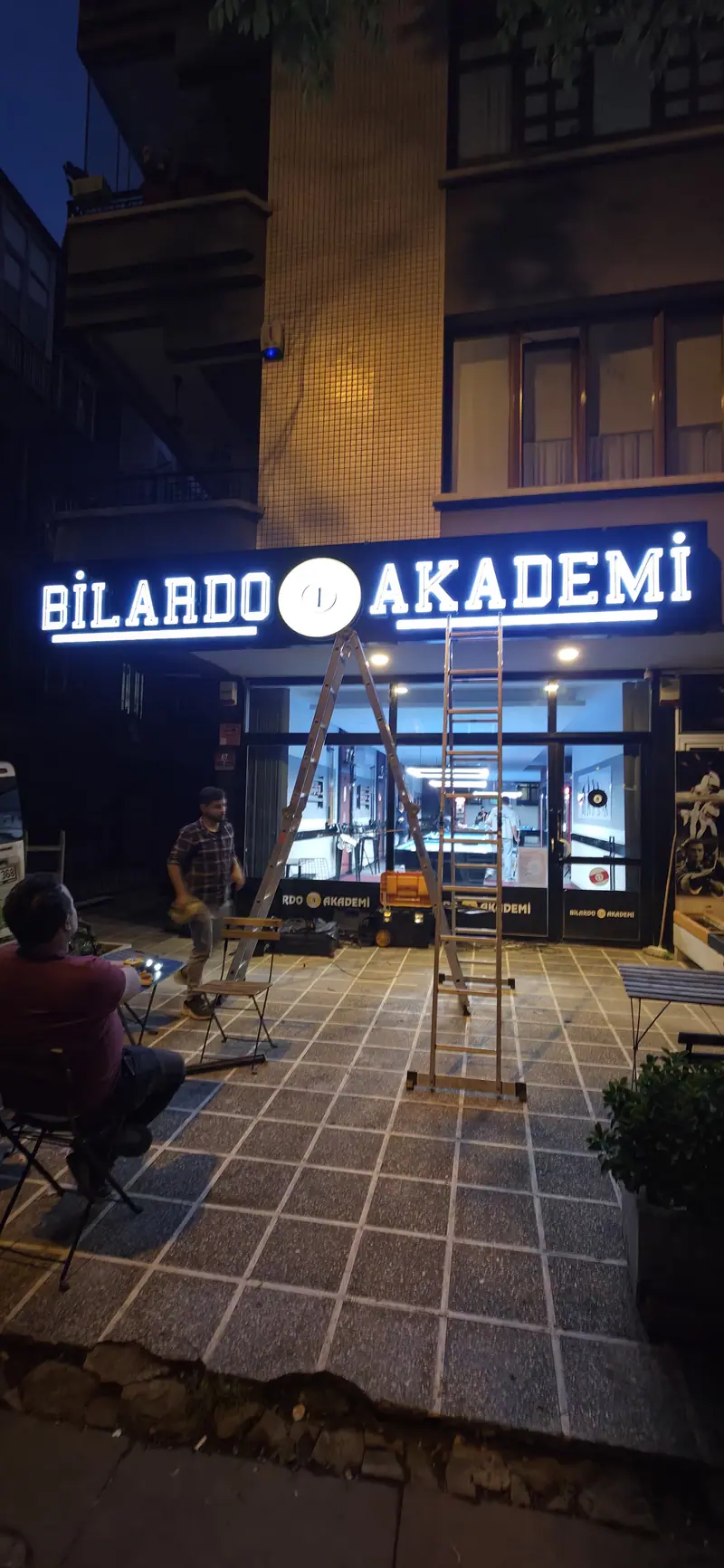 Bilardo Akademi cephesinde tamamlanmış ışıklı tabela, gece