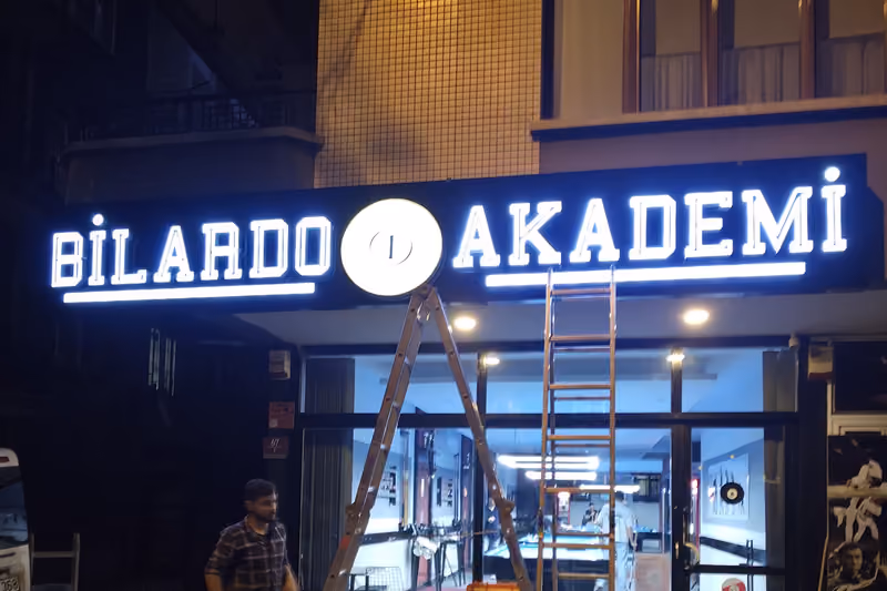 Bilardo Akademi cephesinde tamamlanmış ışıklı tabela, gece