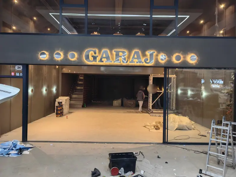 Tadilat halindeki mekanda GARAJ ışıklı harflerinin montaj sonrası görünümü