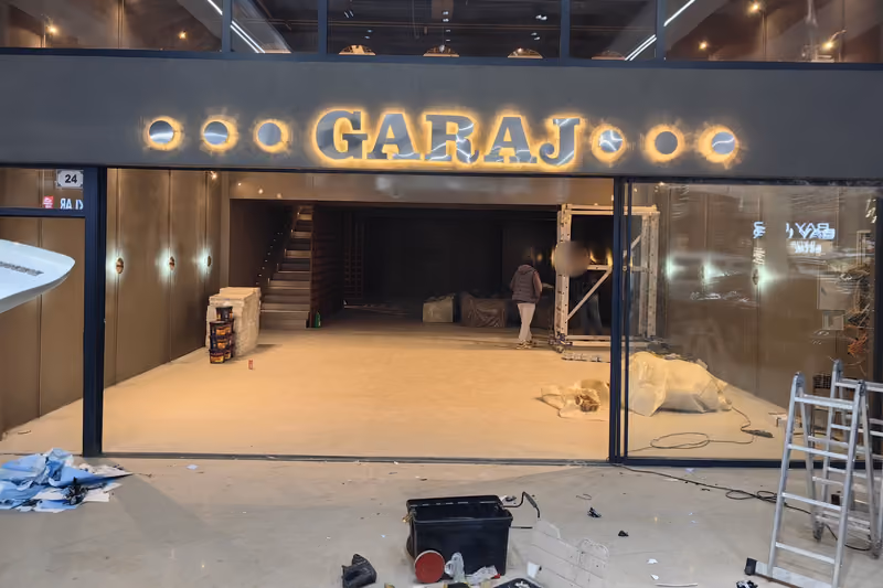 Tadilat halindeki mekanda GARAJ ışıklı harflerinin montaj sonrası görünümü
