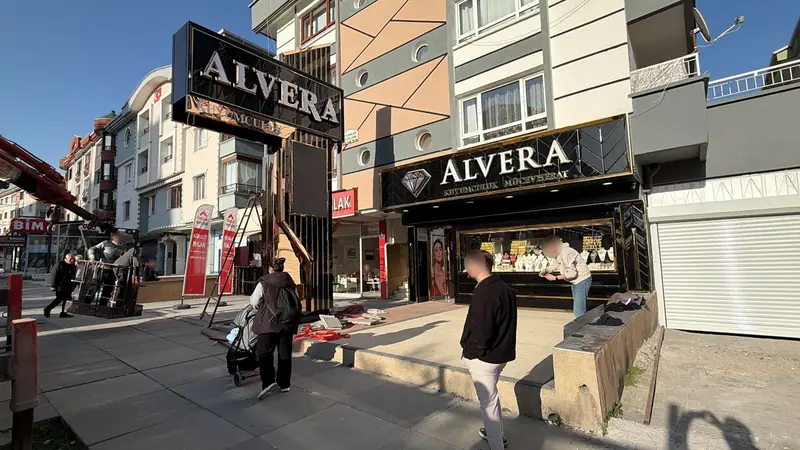 Alvera mağazasının cephesinde gündüz görünen ışıklı cephe tabelası