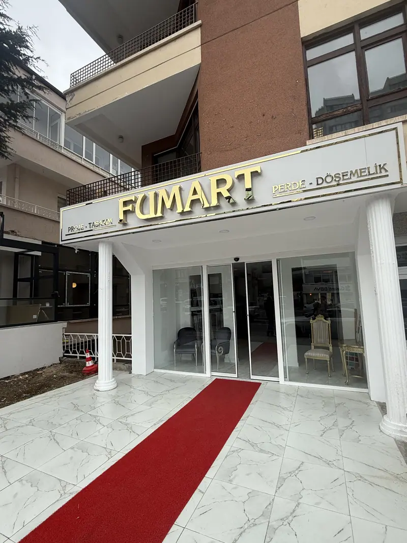 FUMART mağaza girişinde cephe tabelası ve giriş düzeni