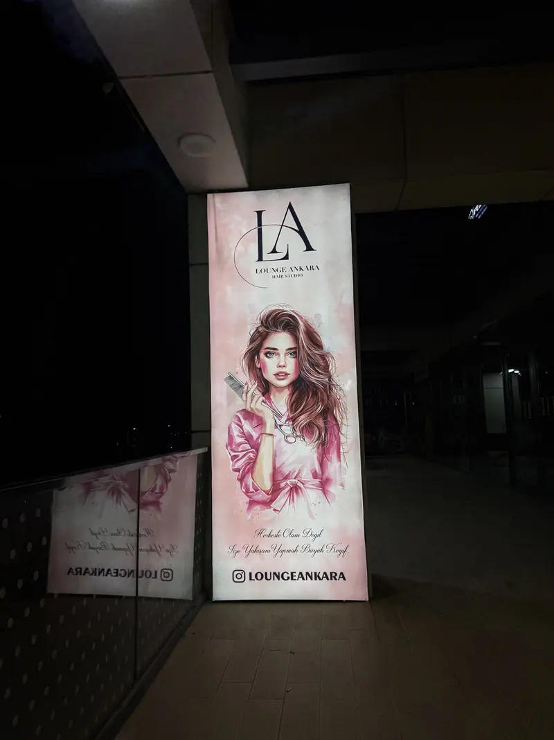 LA markasının ışıklı lightbox vitrin panosu, mağaza içi