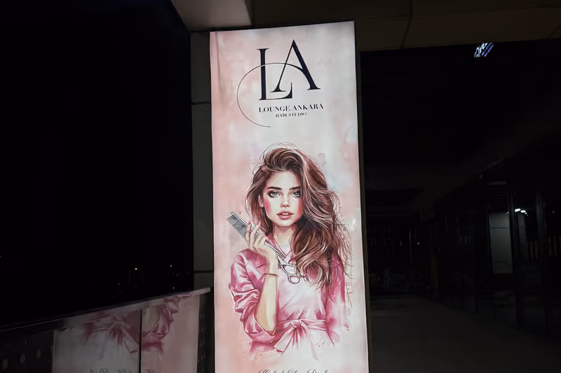 LA markasının ışıklı lightbox vitrin panosu, mağaza içi