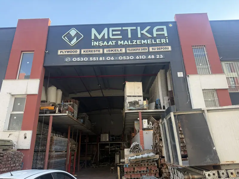 METKA İnşaat Malzemeleri deposunun cephesindeki geniş cephe tabelası