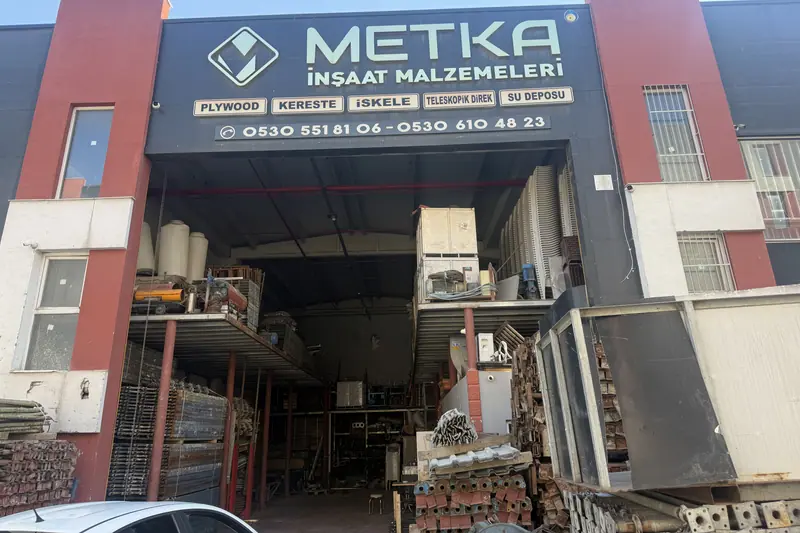 METKA İnşaat Malzemeleri deposunun cephesindeki geniş cephe tabelası