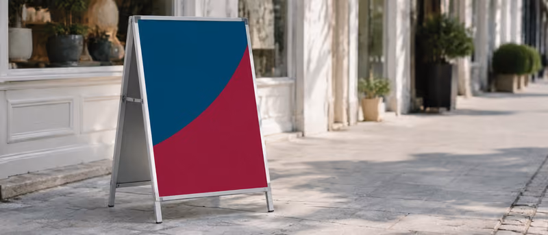 Kaldırımda duran A tipi çift taraflı reklam panosunu gösteren temsili görsel